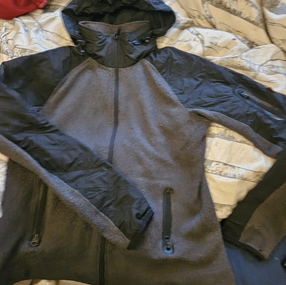 Burton zip up sweater Large but feels a bit smaller more like a medium - Picture 11 of 16